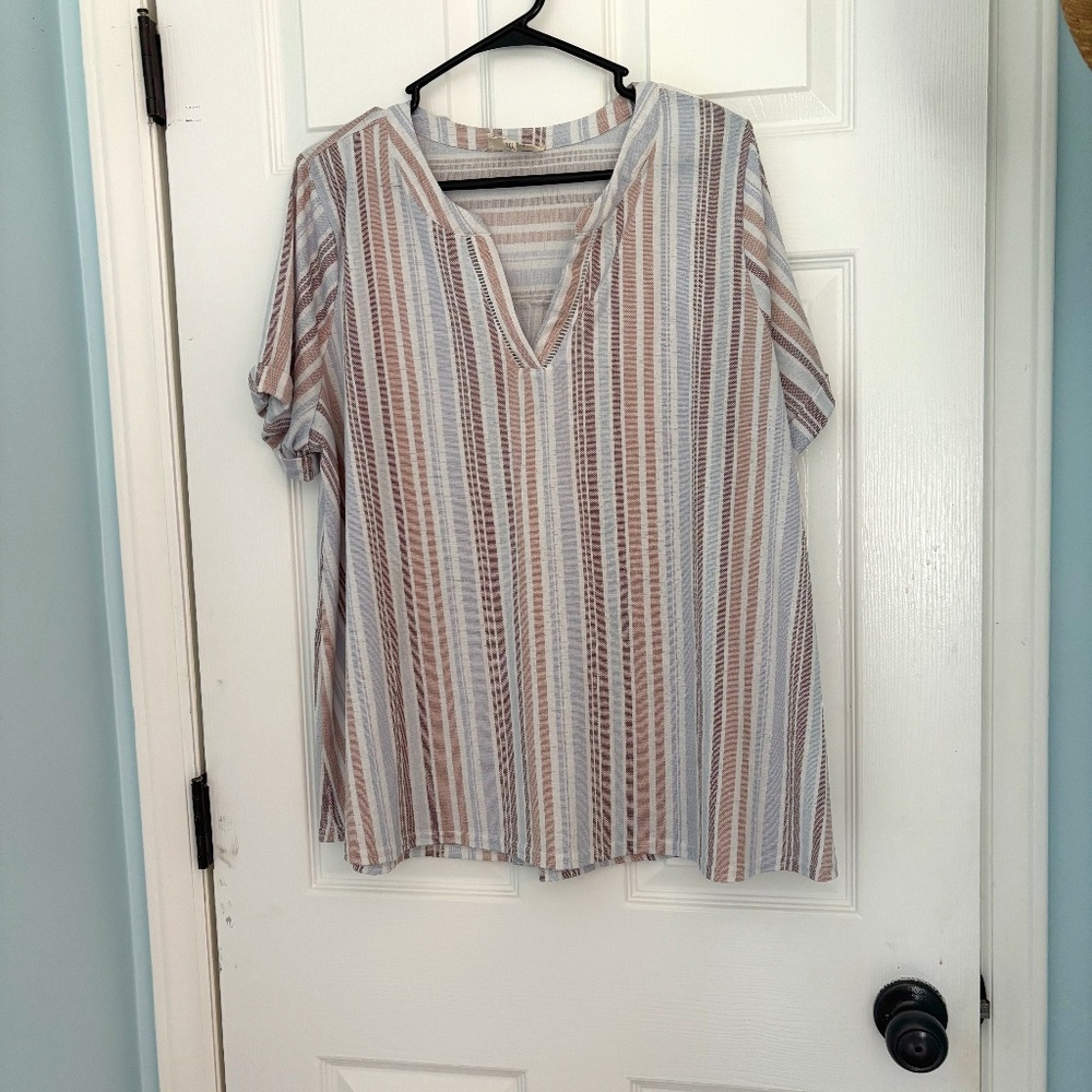 Flower and Feather short sleeve top. Excellent cond